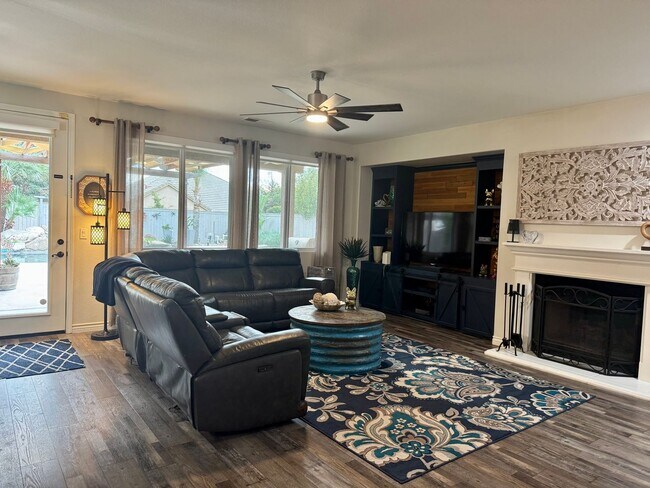 Building Photo - Beautiful 5 Bedroom, 3 Bath Home + Loft in Quail Lake, Clovis, CA