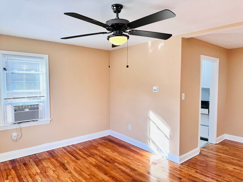 Building Photo - 908 Hudson Ave