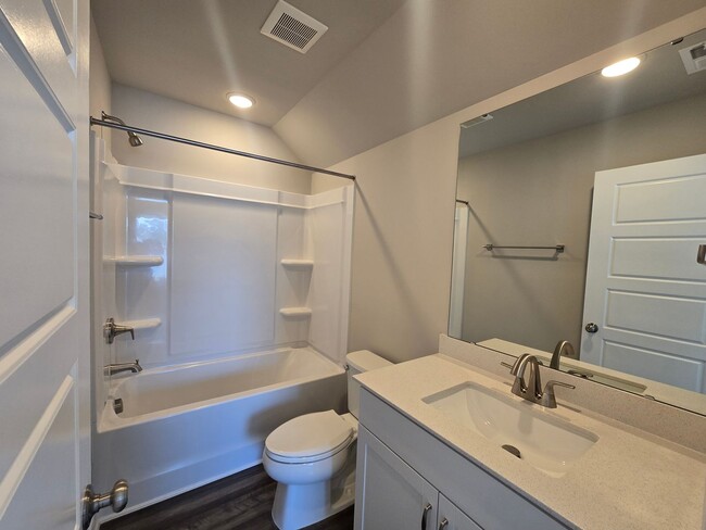 Building Photo - Modern Urban Elegance Meets Functionality