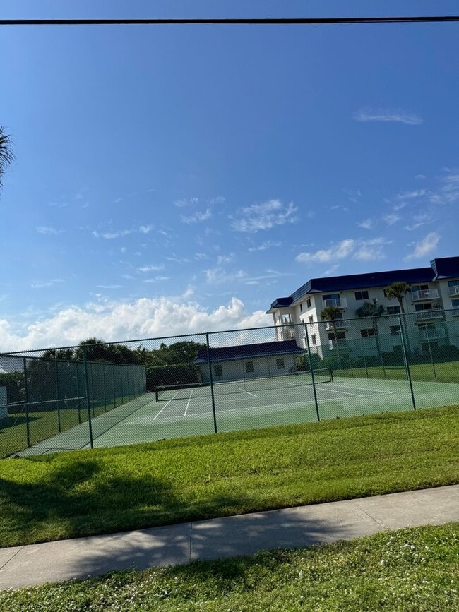 Building Photo - Live the ultimate beachside lifestyle!