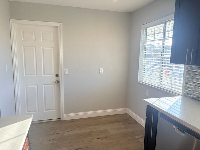 Building Photo - 1524 Gladstone Dr