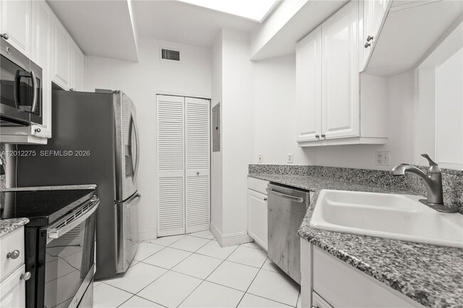Building Photo - 888 Brickell Key Dr