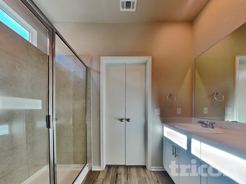 Building Photo - 5124 Saddle Clb Dr