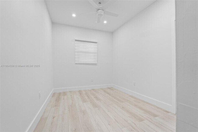 Building Photo - 129 SW 9th Ave