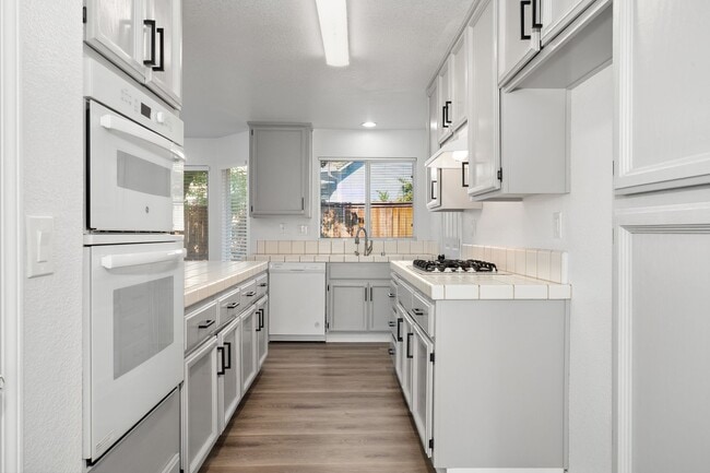 Building Photo - 404 Ruby Ct