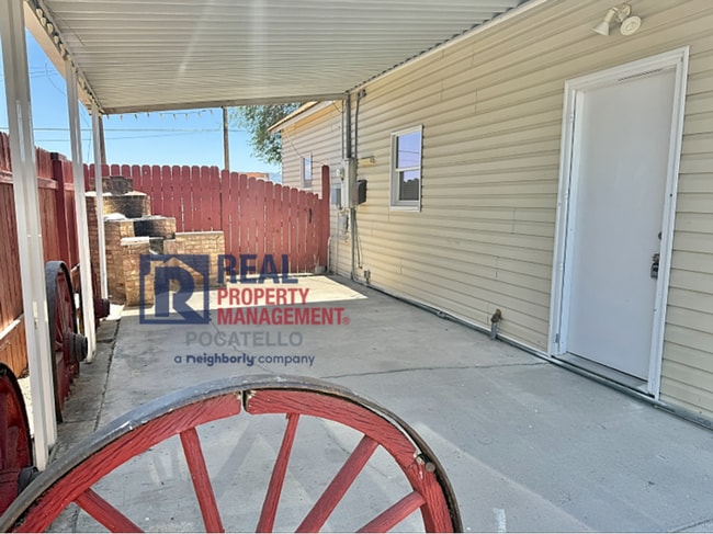 Building Photo - 3 Bed 2 Bath house - Dog friendly
