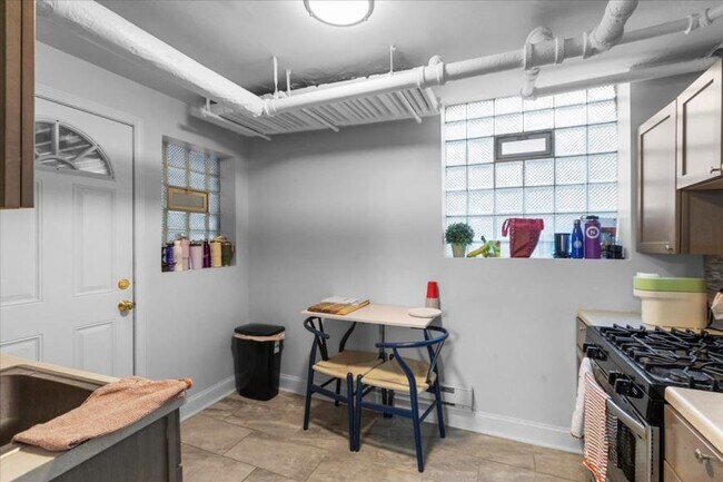 Building Photo - 2 bedroom in Chicago IL 60660