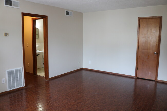Building Photo - 4651 NE Antioch Rd