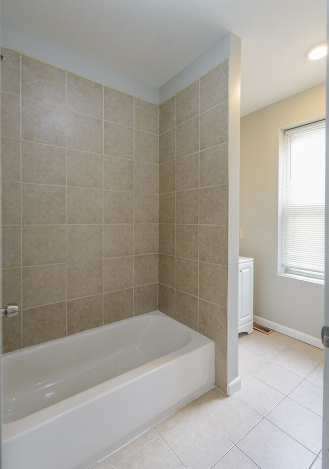 Building Photo - Newly renovated 6 bedroom 2.5 bath in Carroll Park Area