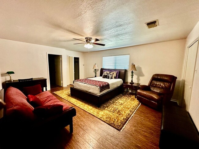 Building Photo - Furnished Riverside Home