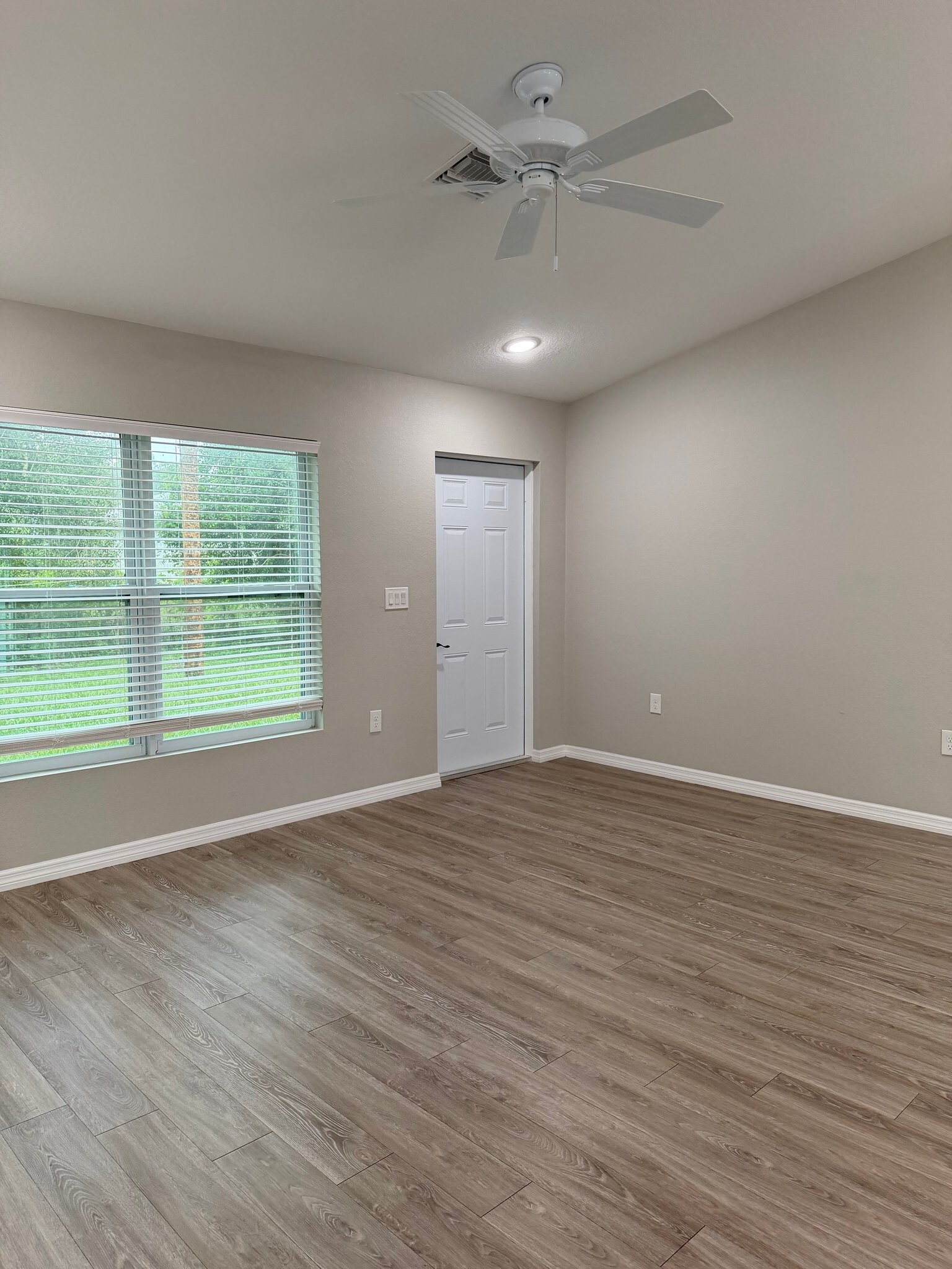 Building Photo - 6054 N Moss Cir