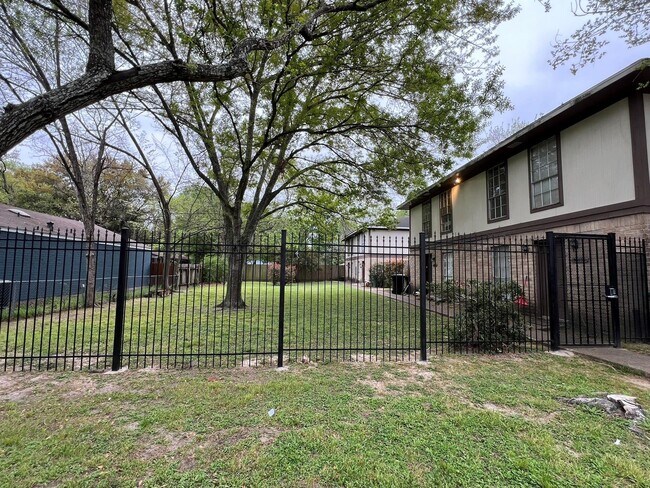 Building Photo - 9221 Vogue Ln