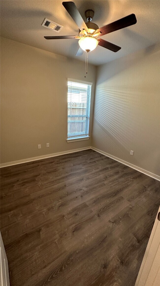 Building Photo - 9812 Grosbeak Ln