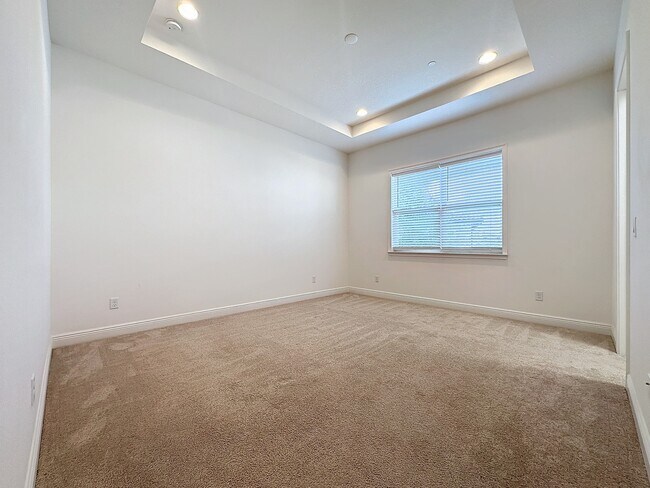 Building Photo - 10090 Sunnifa Aly