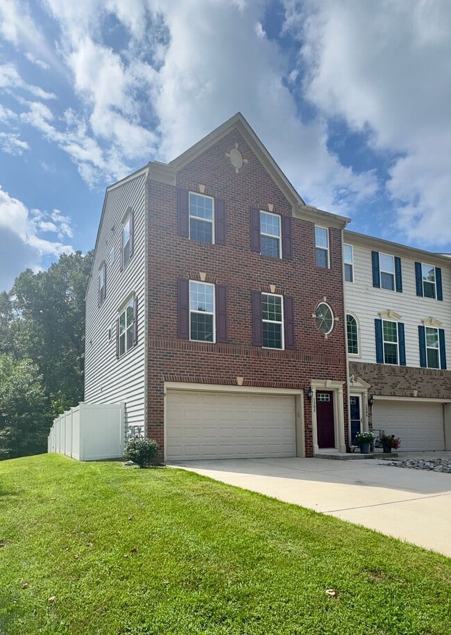Building Photo - 1302 Dickinson Ct