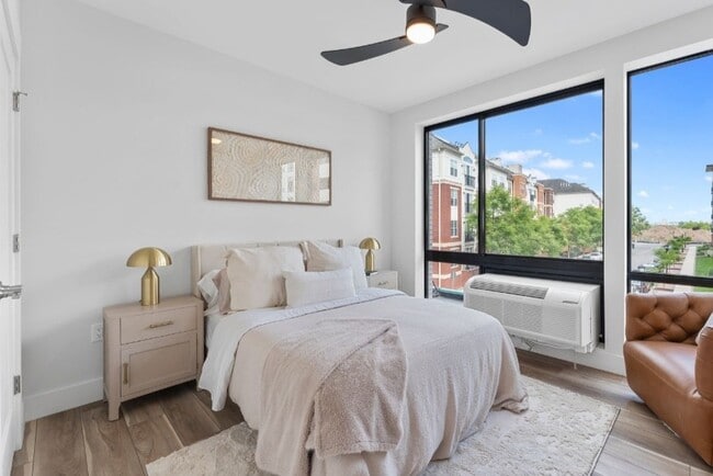 Building Photo - Aqua