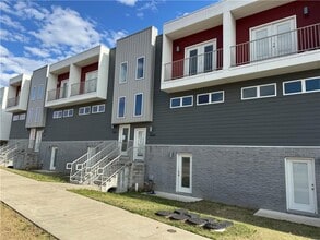 Building Photo - 1512 S Razorback Rd