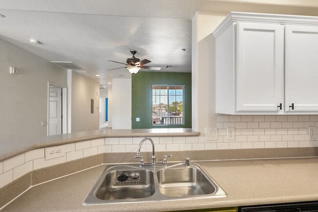 Building Photo - 3 Bed, 2 Bath, 1 Car Aliante Condo