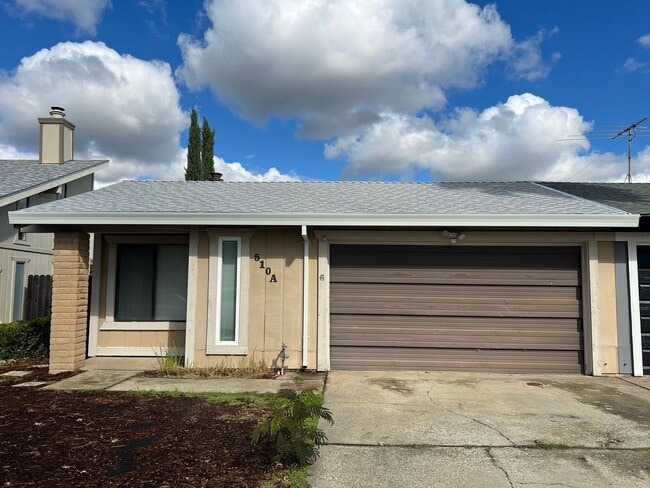 Primary Photo - NICE 2 BEDROOM DUPLEX W/ 2 CAR GARAGE!