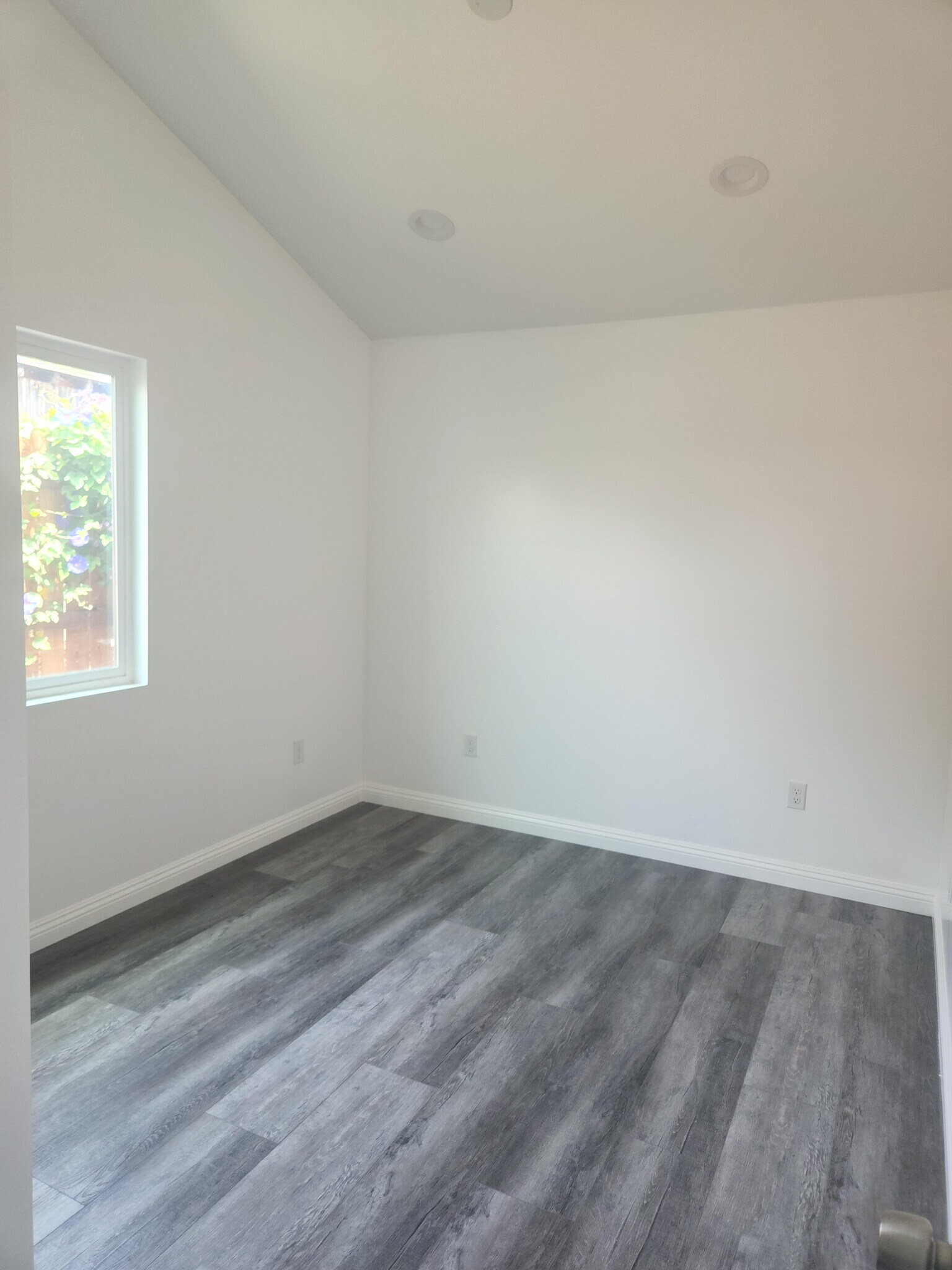 Building Photo - 1221 W 47th St