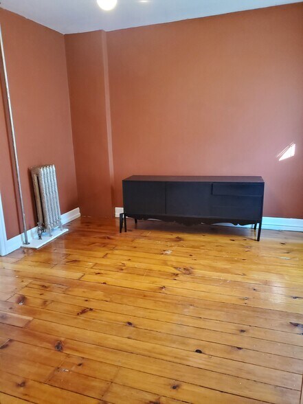 Building Photo - 18 E Main St