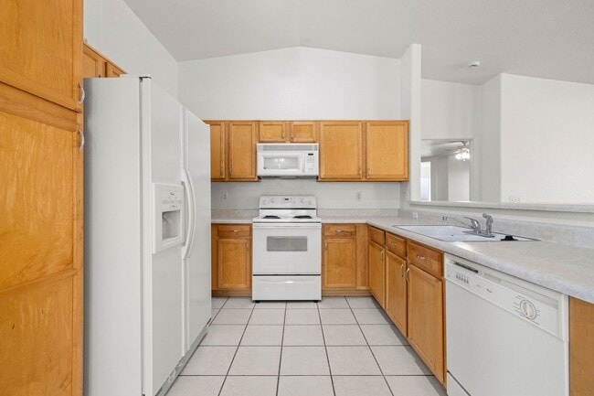 Building Photo - Nice Rita Ranch Home - Vail School District