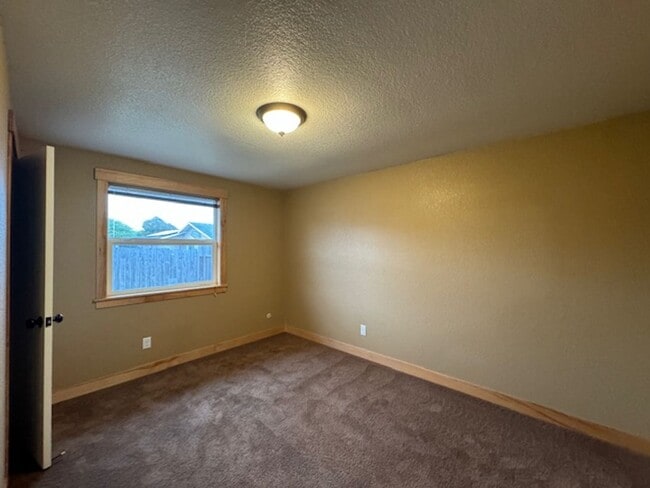 Building Photo - ZELIA! Arcata 3/2, 2 car garage, south facing patio