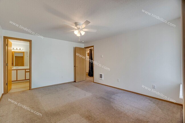 Building Photo - $500 OFF 2ND MONTH RENT** Spacious Pet-Friendly Top-Floor Unit w/ Parking Included!