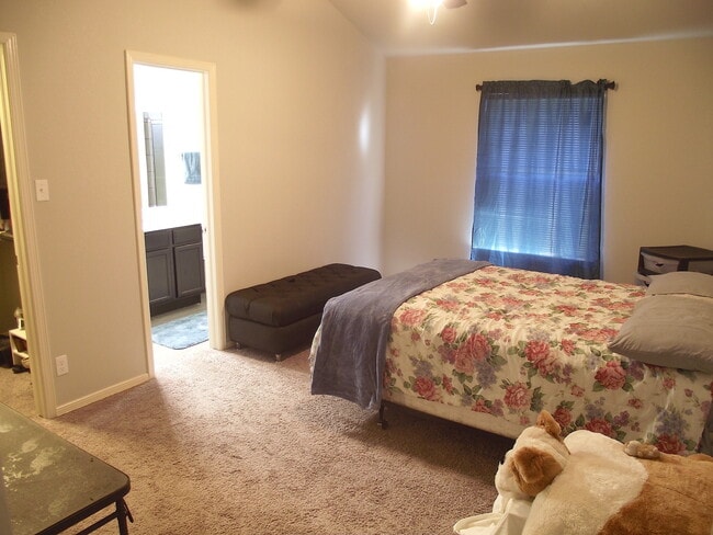 Building Photo - Sandstone Ranch Estates 4Bed/3Baths home with Refrig A/C and Synthetic Grass Yard!