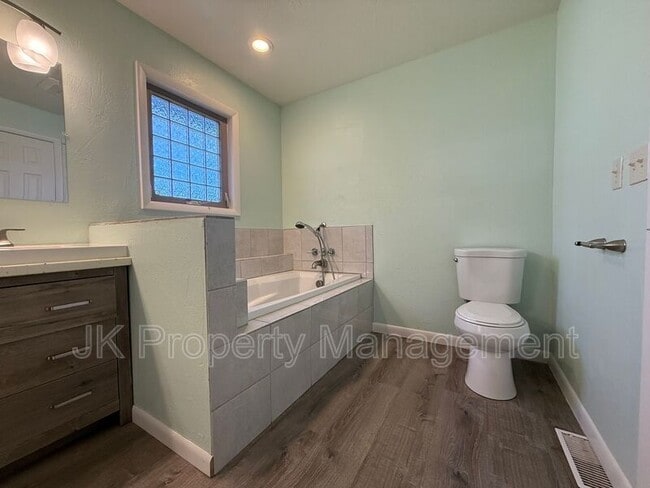 Building Photo - 105 Riverview Dr W