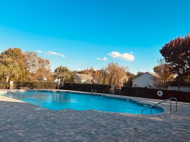 Building Photo - Fully Remodeled in Nov 2025!