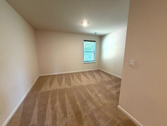 Building Photo - Candler - Three Bedroom Modern Home