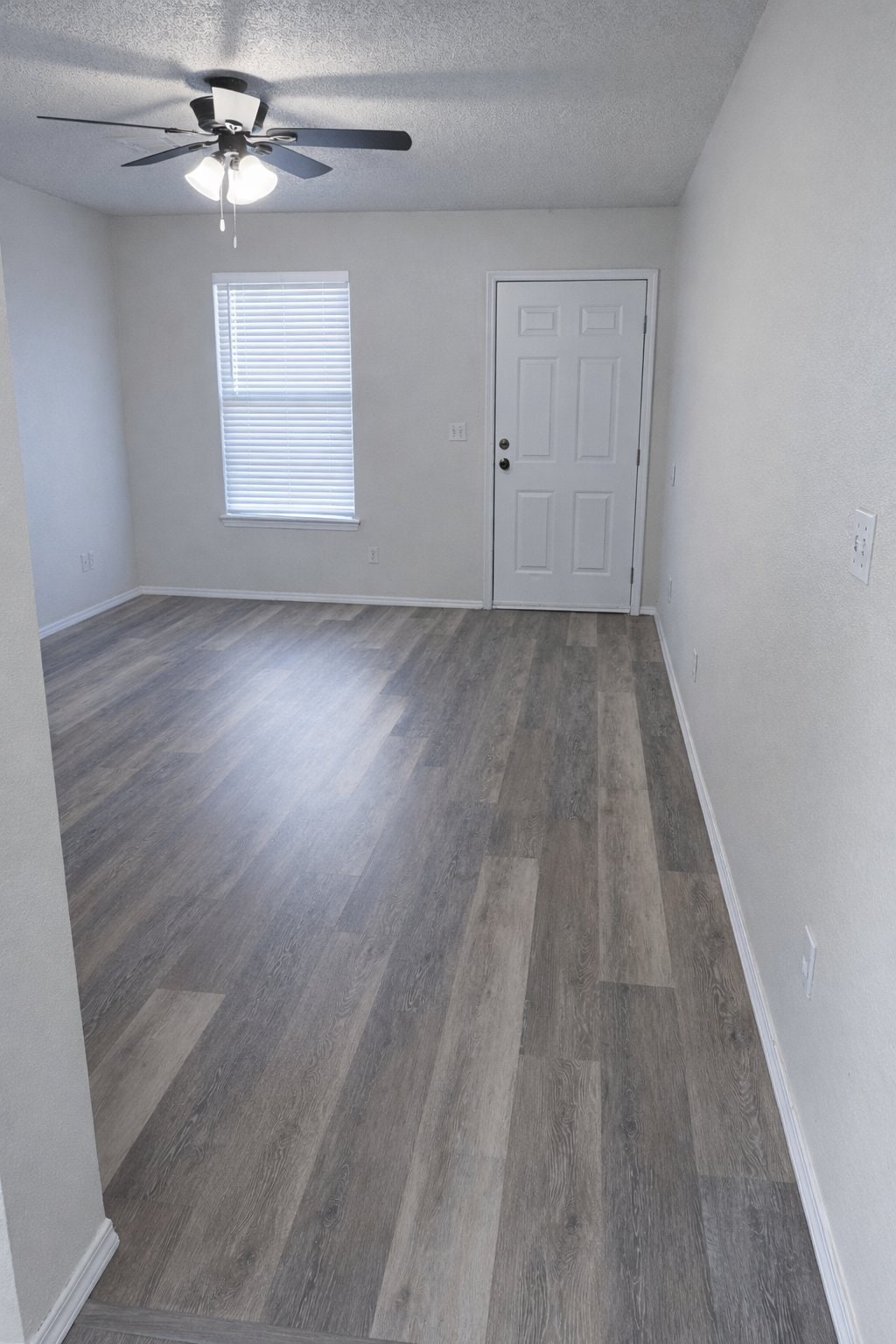 Building Photo - 1305 N Willow Dr