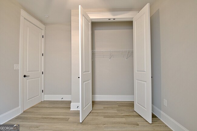 Building Photo - 190 Redhaven Dr