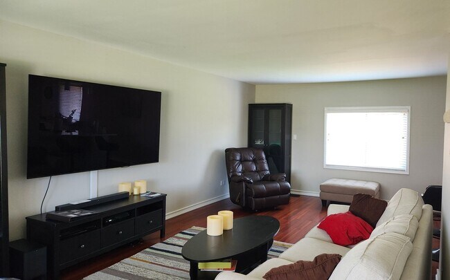 Building Photo - Charming 4BR House in Woodridge