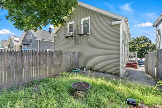 Building Photo - 871 Manton Ave