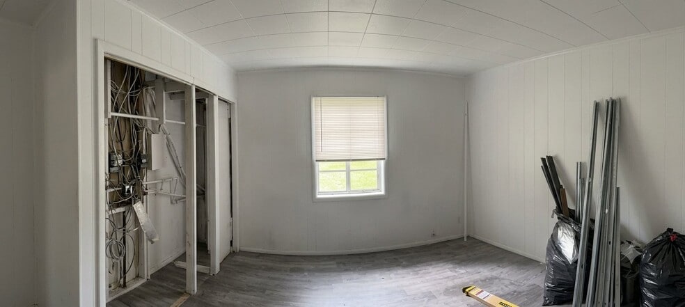 Building Photo - 305 W 7th St