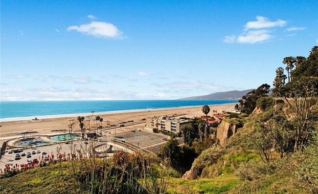 Building Photo - Amazing and Wonderful one bedroom Apartment .