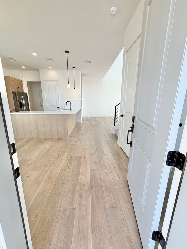 Building Photo - Desert Color 4 Bed Home!