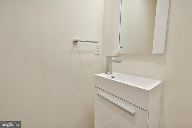 Building Photo - 1500 N Randolph St