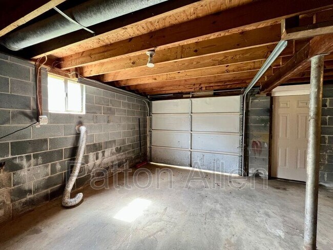 Building Photo - 26 Pine Ln
