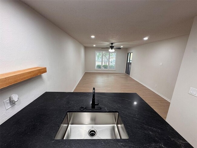 Building Photo - Great Oak Lawn Location!