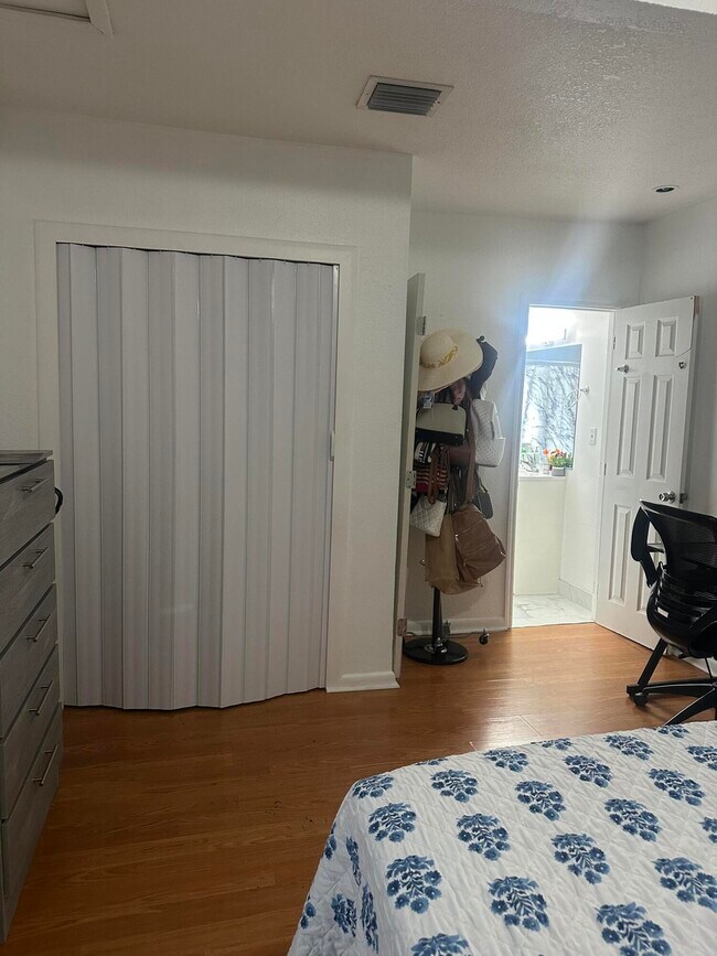 Building Photo - 626 S Pine St