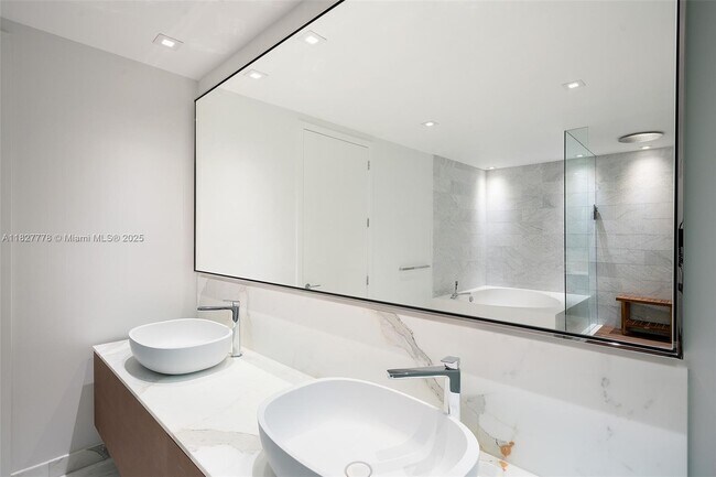 Building Photo - 10201 Collins Ave