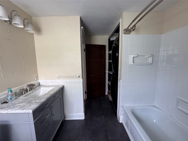 Building Photo - 66 Cook St