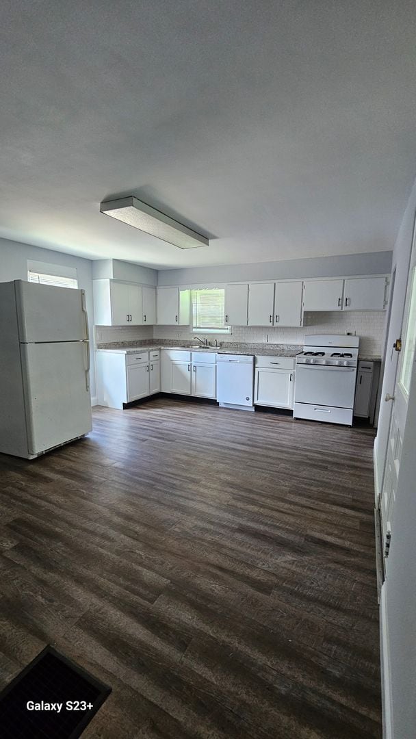 Building Photo - Spacious 4 Bedroom