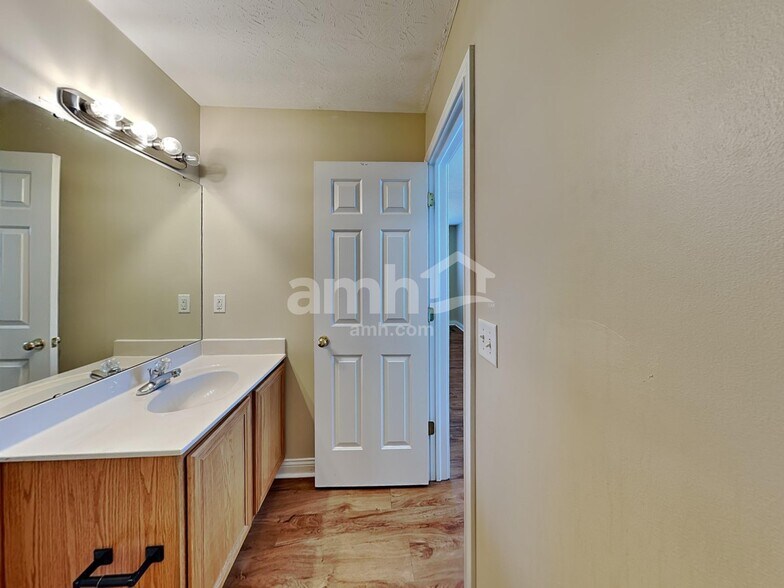 Building Photo - 10408 Lynchburg Dr