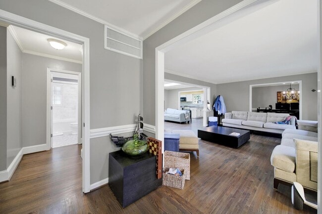 Building Photo - Lovely 3 Bed 2 Bath Ranch Home in South Park!