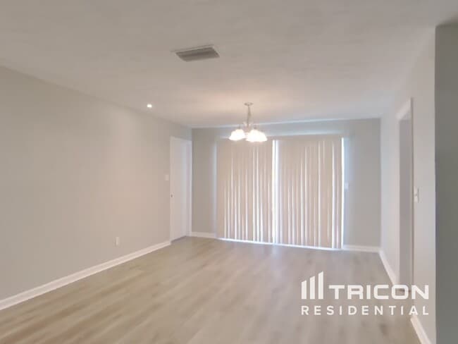 Building Photo - 528 Hamlet Dr