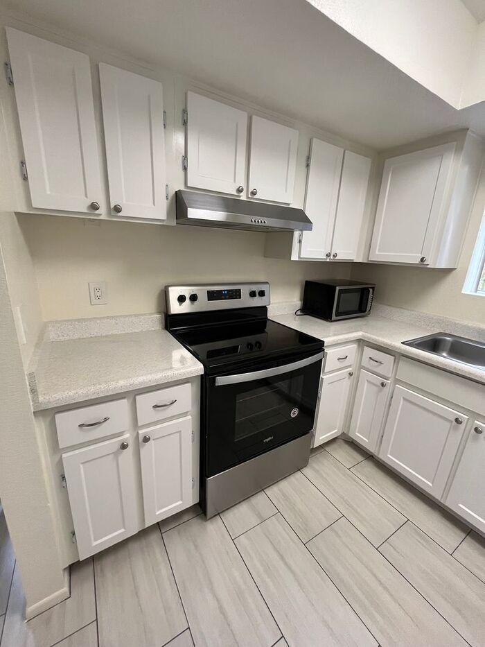 Building Photo - 1201 S McClintock Dr